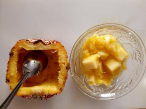 5.	菠萝把肉取来，切成小块，剩余的部分用来装菠萝饭，