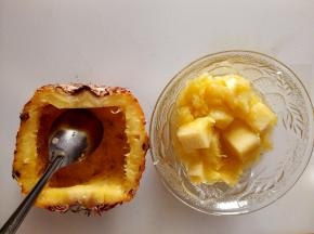 5.	菠萝把肉取来，切成小块，剩余的部分用来装菠萝饭，