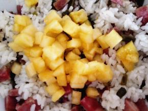 6.	出锅把菠萝肉倒在上面，再加少许盐拌匀，