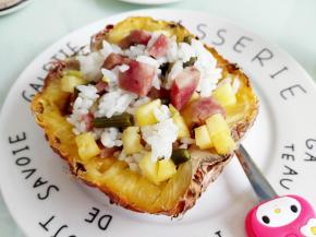 7.	装在菠萝壳里，就OK啦。