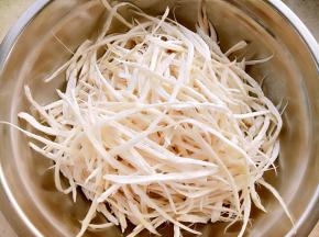 用手把杏鲍菇撕成细丝，越细越好。