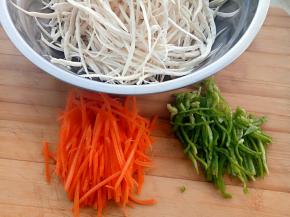 胡萝卜和青椒切丝备用。