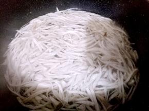 杏鲍菇用开水焯一下（注意多焯一会，一定要焯熟了），焯好之后捞出来用凉水过一遍，挤干水份。