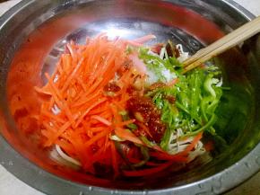 把所有材料放到盆里，拌匀就可以了。