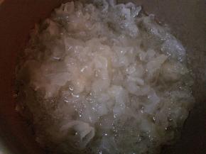 把干银耳分成小块浸泡三个小时以上