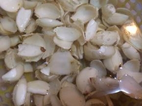 把百合洗干净，浸泡三个小时去苦味