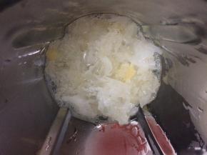 把破壁机杯子洗好，倒入泡好的银耳