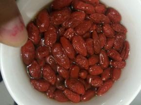 然后把枸杞也浸泡三个小时以上