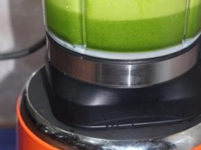 启动破壁机，打成汁，待用