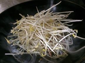 将胡萝卜切丝和豆芽一起在烫水里焯一下