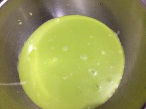 拌成无颗粒的面糊，可以过筛一下，静止半小时再用