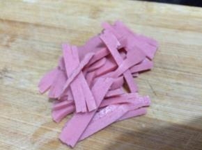 将火腿片切丝待用