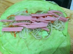 取出饼，在中间加入料菜