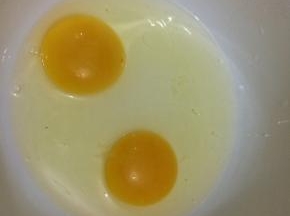 将鸡蛋打进碗里