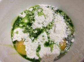 加入适量的盐、面粉、菠菜汁