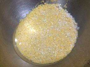 把小米和大米洗净