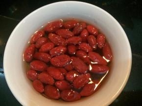 把枸杞浸泡好