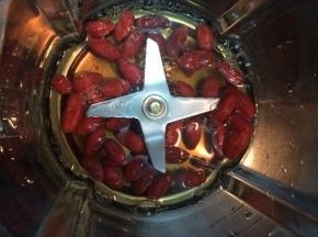 把枸杞加入破壁机杯子里