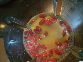 把浸泡过的米倒入破壁机杯子里