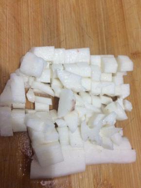 把山药去皮切丁待用