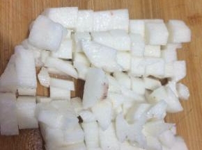 把山药去皮切丁待用