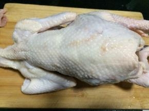 将鸡洗干净、沥干水