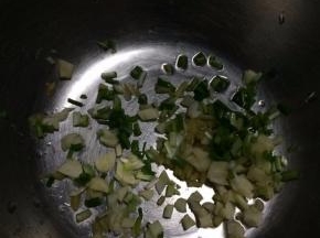 将生姜、大蒜、香葱切碎进盆