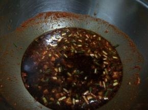 再加入适量的清水、生抽、老酒 拌成液态状