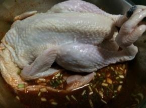 把鸡在里面浸泡着，约需要浸10小时左右，这中间需要隔二三个小时给鸡翻个身，这样容易入味。