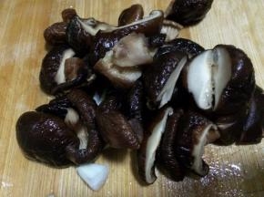 把香菇净泡后切好