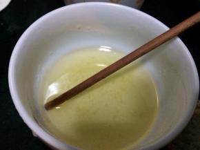 中间要给鸡身涂上蜂蜜水两次