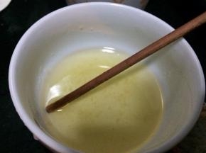 中间要给鸡身涂上蜂蜜水两次