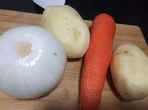 把白洋葱、胡萝卜、土豆去皮洗净、切成小块