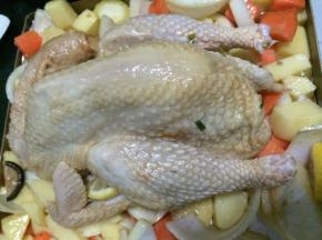 把鸡放在蔬菜上面