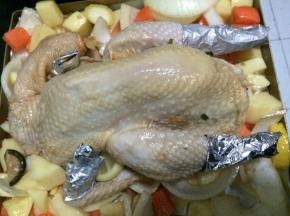 鸡脚和鸡翅尖用铝箔纸包起来