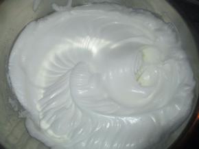 用打蛋器把蛋白打到呈鱼眼泡状的时候，加入1/3的细砂糖(20克)，继续搅打到蛋白开始变浓稠，呈较粗泡沫时，再加入1/3糖。再继续搅打，到蛋白比较浓稠，表面出现纹路的时候，加入剩下的1/3糖。