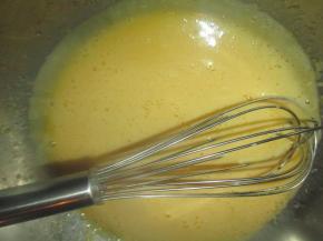 把5个蛋黄加入30克细砂糖，用打蛋器轻轻打散，依次加入40克色拉油和40克牛奶，搅拌