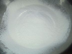 再加入过筛后的面粉至蛋黄盘中