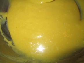 用橡皮刮刀轻轻翻拌均匀。