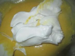 盛1/3蛋白到蛋黄糊中。