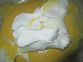 盛1/3蛋白到蛋黄糊中。