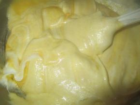 用橡皮刮刀轻轻翻拌均匀(从底部往上翻拌，不要划圈搅拌，以免蛋白消泡)。