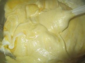 用橡皮刮刀轻轻翻拌均匀(从底部往上翻拌，不要划圈搅拌，以免蛋白消泡)。