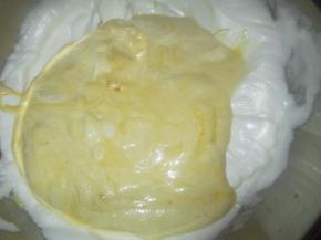 翻拌均匀后，把蛋黄糊全部倒入盛蛋白的盆中 。