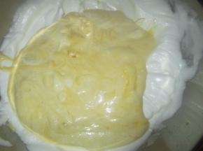 翻拌均匀后，把蛋黄糊全部倒入盛蛋白的盆中 。