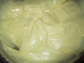 用同样的手法翻拌均匀，直到蛋白和蛋黄糊充分混合。