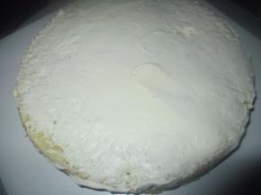 淡奶油加糖打发，把淡奶油抹到蛋糕上