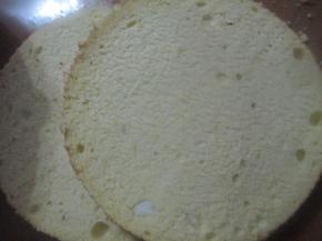 将混合好的蛋糕糊倒入模具，抹平，用手端住模具在桌上用力震两下，把内部的大气泡震出来。放进预热好的烤箱，170度，约1个小时即可。烤好后的蛋糕从烤箱里取出来，立即倒扣在冷却架上直到冷却。然后，脱模，切片等待裱花