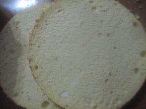 将混合好的蛋糕糊倒入模具，抹平，用手端住模具在桌上用力震两下，把内部的大气泡震出来。放进预热好的烤箱，170度，约1个小时即可。烤好后的蛋糕从烤箱里取出来，立即倒扣在冷却架上直到冷却。然后，脱模，切片等待裱花