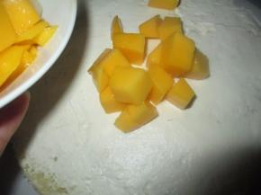 然后放上芒果适量